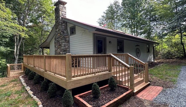 Pop's Peak is a charming 3-bdr 3-bath cabin with WiFi, AC at Lake Glenville in Cullowhee