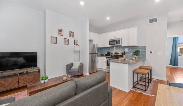 Prime OTR off Vine St+Lux Queen Bed+Fast WiFi+Smart TV+ Sleeps 3ppl+2nd Floor in Cincinnati