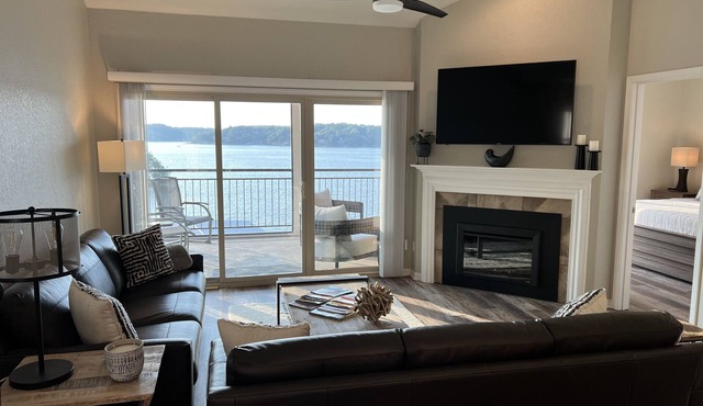 Pristine-Top Floor & Amazing Main Channel Views! Prime Location. in Lake Ozark