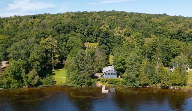 Private lakefront Spa - fully renovated home - kid friendly in Mont-Laurier