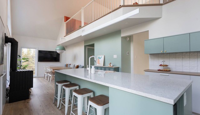Private Lakefront Chalet with Spa, Arcade & Retro Vibes in Shannon
