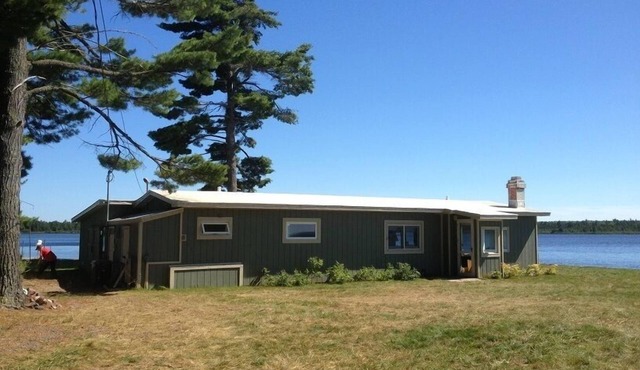Private Lakefront, spectacular views, water on both sides, deep water dock. in Lac La Belle