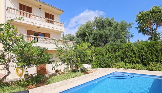 Quiet residential area, beach 300m, pool, rustic kitchen, ideal for families in Sa Coma