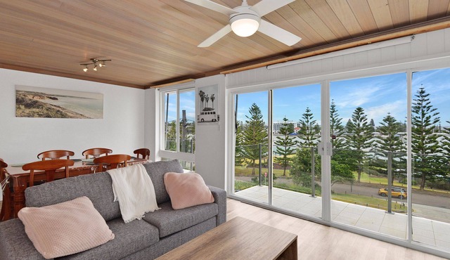 Regency Court 6, refurbished apartment next to the ocean in The Entrance North
