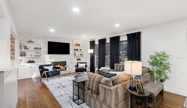 Remodeled Home~King Beds~Hot Tub~Firepit~Games by PV Shops & Downtown OP in Overland Park