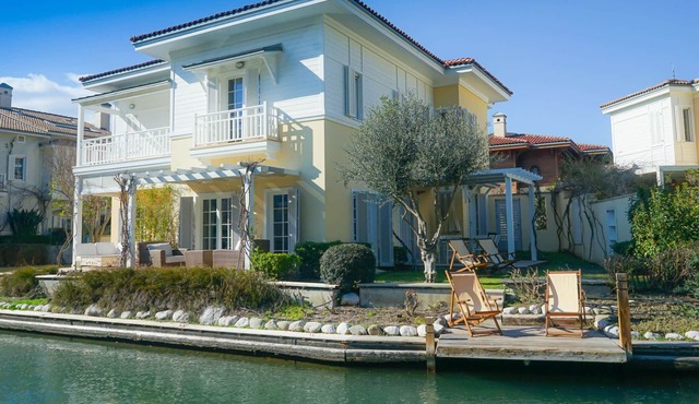 Romantic Canal Villa. Private Dock & Beach Access in Mugla