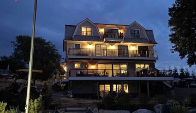Romantic Waterfront Home `Sea Thistle` in Narragansett