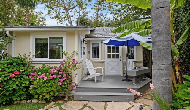 Romatic Beach Cottage | Easy Beach Access, Fireplace, 10 Mins to Santa Barabara in Montecito