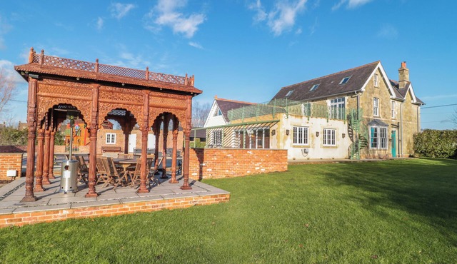 ROYAL OAK HOUSE, family friendly, with pool in Motcombe in Shaftesbury