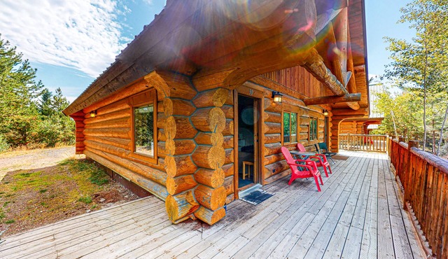 Rustic lakefront resort log cabin with deck, internet, and full kitchen in Kelowna
