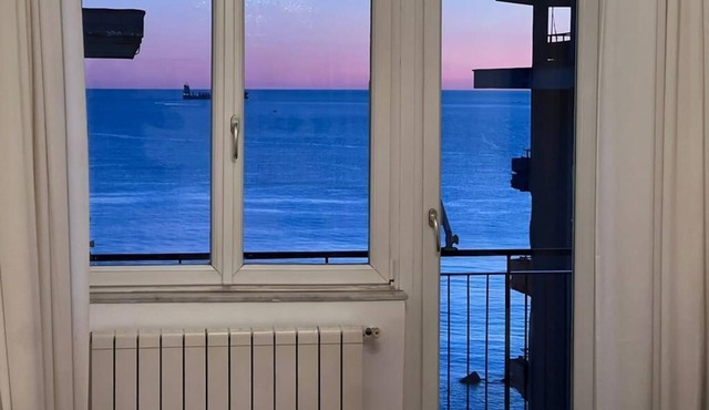 Sea view apartment in the city center, 3 minutes from the station and port in Salerno