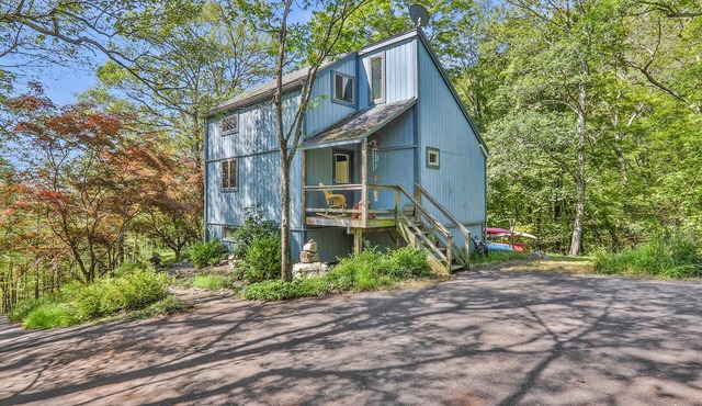 Secluded home bordering the Mohonk Preserve, dog friendly, 3-bedroom in New Paltz
