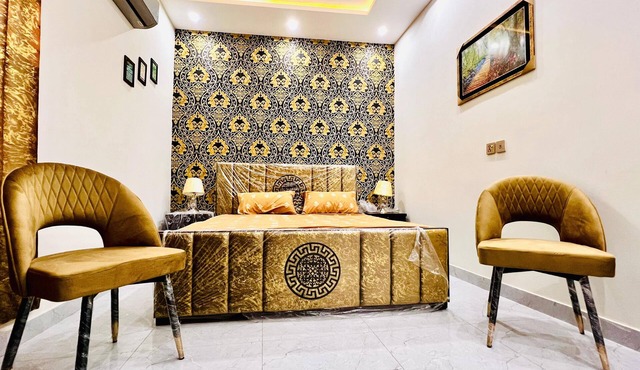 Spacious 2 Bedroom Apartment with AC and Kitchen near Mall Road Lahore in Lahore