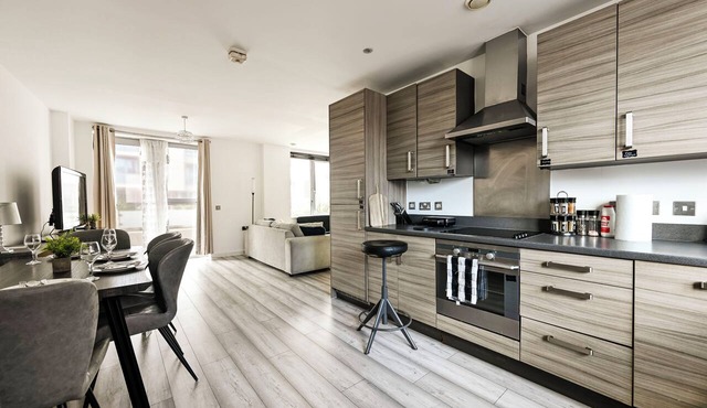 Spacious 3-bed Apartment in Stratford | Free Parking & Terrace in Greater London