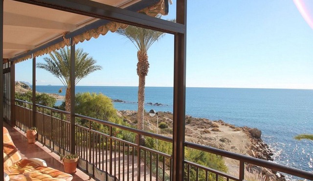 SPACIOUS FRONT-LINE BEACH APARTEMENT, SOUTH FACING, AIRCO, AMAZING VIEWS, WIFI in El Campello