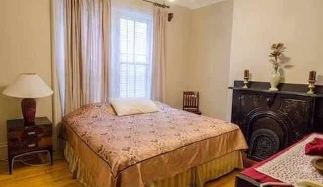 Spacious Historic Victorian Apt , Steps to Saint John Boardwalk & landmarks in Saint John