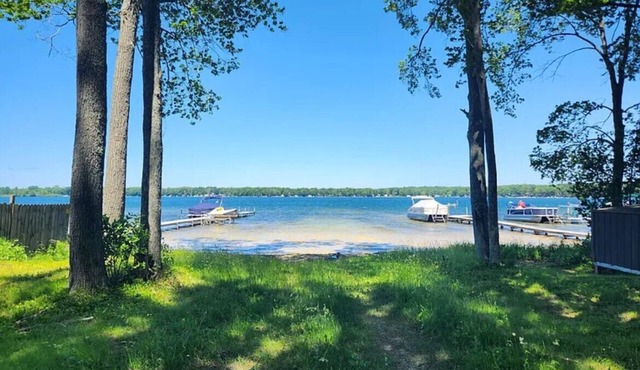 Spacious/Renovated Wolf Lake Cottage in Baldwin