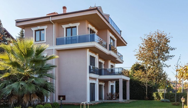 Spacious Villa with Pool and Garden in Kartepe in Sapanca