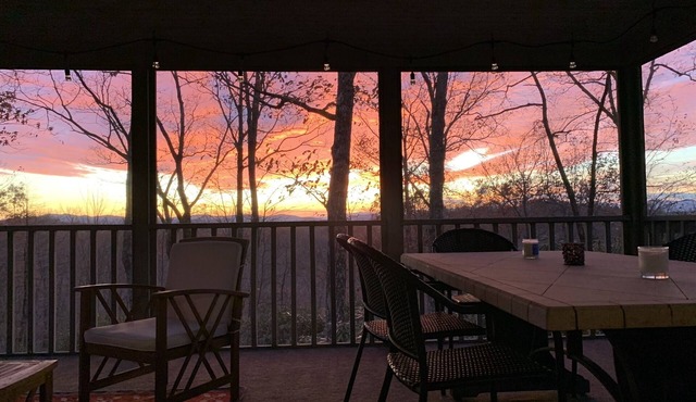 Spectacular panoramic mountain views! 3 king suites, hike, bike, swim, paddle in Brevard