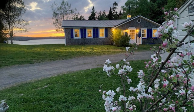 Starfish Cottage: Ocean Views, Walking Trail Above the Shore with NEW Master BR in Wilson Beach