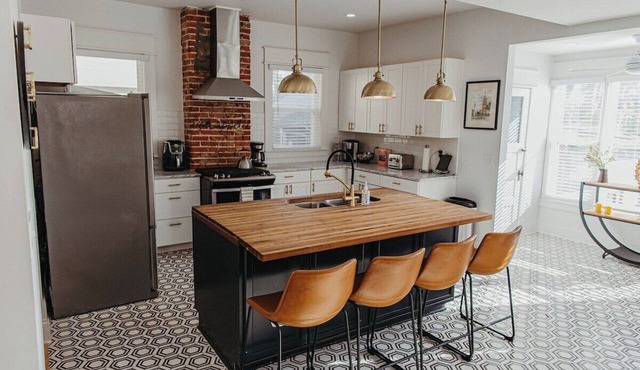Stay on Main - Large Home Near Plaza/Westport in Kansas City