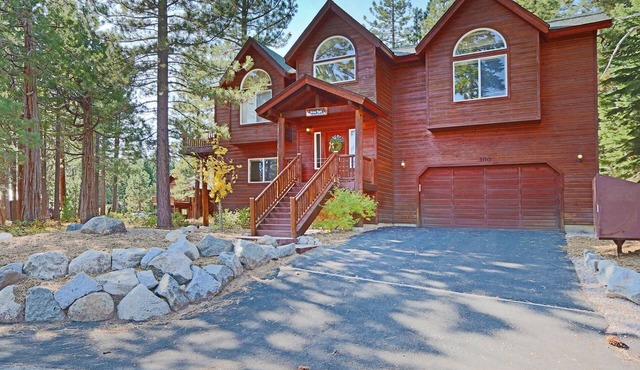 Stine Haus - 3 Bedroom, 2.5 Bath - HOT TUB & Beach Access! in Tahoe City