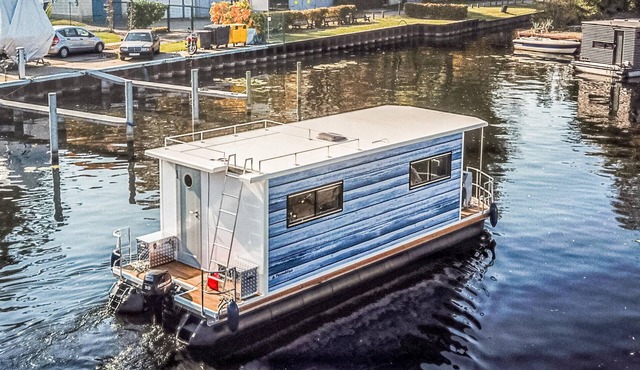 Stunning ship in Hennigsdorf with lake view in Hennigsdorf