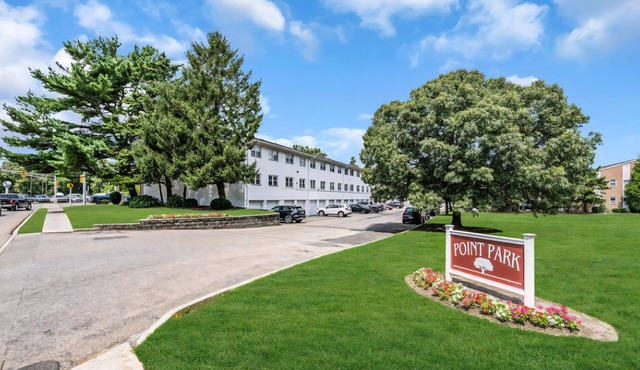 Stylish Coastal Condo Retreat. Bike to Beach & Dining. Complimentary Parking in Point Pleasant