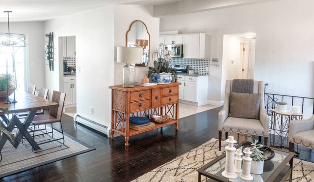 Stylish Hyannis Hideaway! 5 min from Main St! in Barnstable