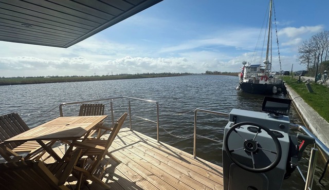 Super nice houseboat with fantastic views! in Molkwerum