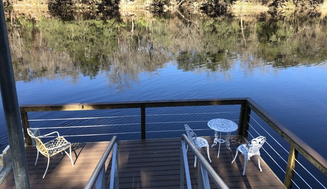 Suwannee River Retreat with Private Dock, Free Kayaks, and Fire pit in Mayo