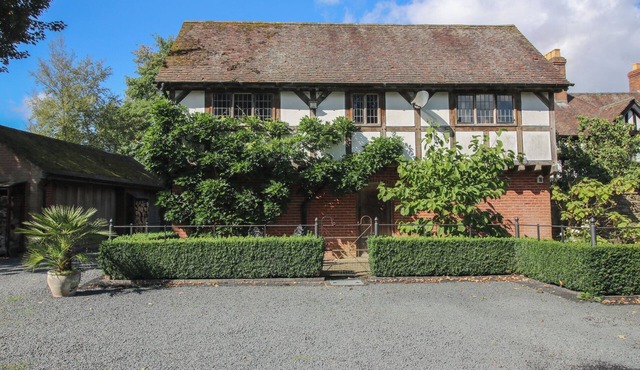 THE COACH HOUSE, romantic, with a garden in Little Stretton in Church Stretton