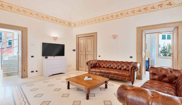 The history of a home is linked to its origins and the territory in which it is located, Maison Monterosso contains in its essence precisely the concept of history and Italianness. Large apartment with three bedrooms, two double bedrooms and one with two in Monterosso al Mare