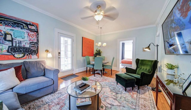 The Home Collection: Historic Step-Free 2BR, Pet Friendly & Close to Atrium CMC in Charlotte