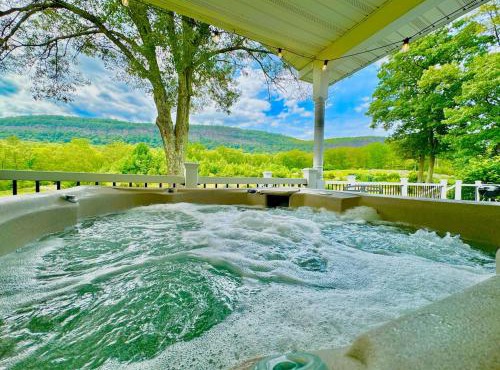 The Yuzu stunning mountain retreat with hot tub in Gardiner