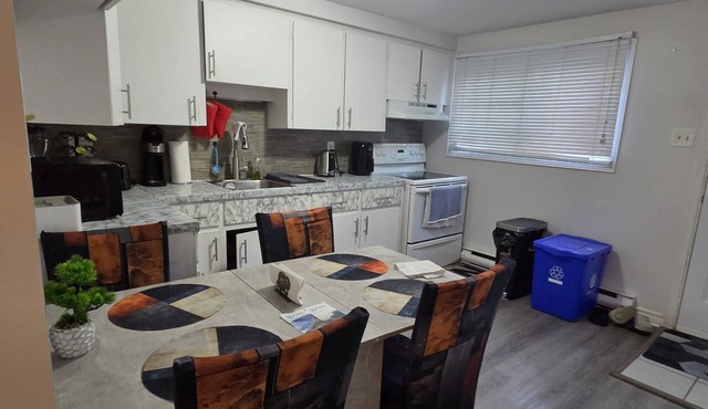 Tilto Executive Suite Cozy Two Bedroom Apartment, 4mins drive to Mcallister mall in Saint John