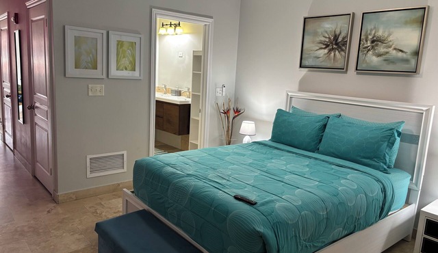 " Tradewinds" Updated Luxury Condo-Turtle Cove- 5 Minute Walk to Beach in The Bight Settlement
