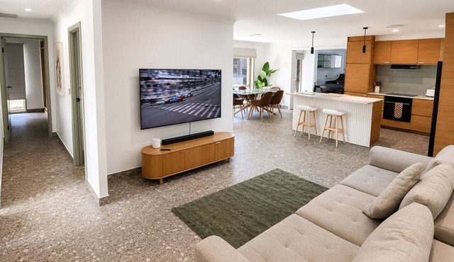 Tropical retreat with pool, Mineral spa & games room! in Mudgeeraba