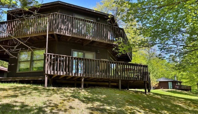 Unique Octagon Treehouse w/Private Jacuzzi in Bemidji