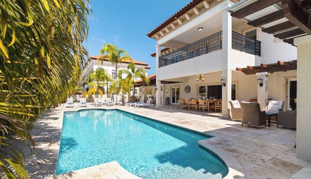 Upscale 5BR Villa: Game Room, Private Pool, Patio in Noord