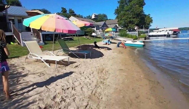 Very Clean Lakefront Home with Sandy Beach and Clear water. in Three Rivers