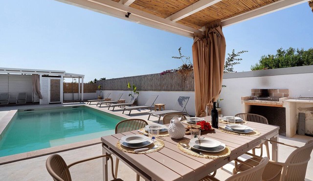 Villa 'Azzurra' with Private Pool, Wi-Fi and Air Conditioning in Torre Suda