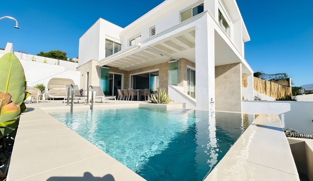 Villa 'Casa Blanca' with Sea View, Wi-Fi and Air Conditioning in Torre del mar