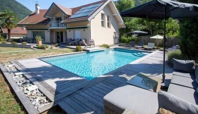 Villa Des Cotes - Four Bedroom Villa, Sleeps 8 in Menthon-Saint-Bernard
