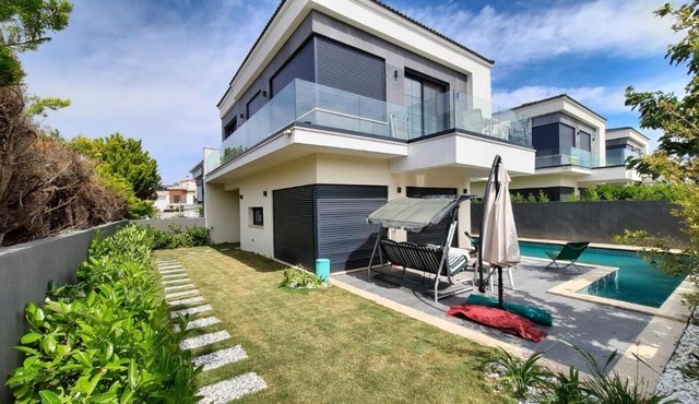 Villa ery close to sea with private pool-Merkezi konumda denize 150m özel havuzlu ev in Çiftlikköyü