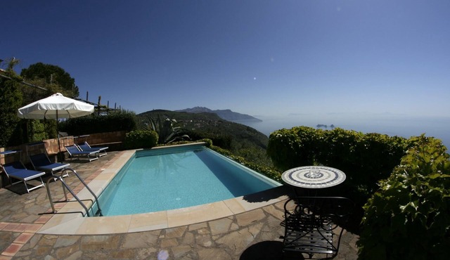 villa il carrubo, amazing view on the Amalfi Coast in Massa Lubrense