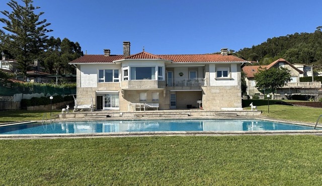 Villa in Chancelas with direct access to the beach in Combarro
