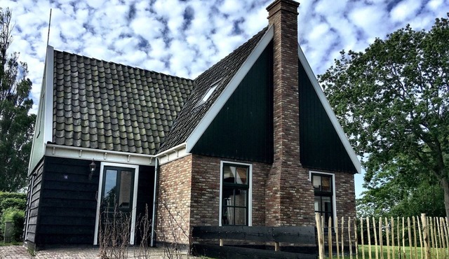 Villa in Netherlands with Hot Tub & Garden in Hippolytushoef