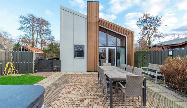 Villa near Sint Maartenszee Beach with Jacuzzi in Sint Maartenszee