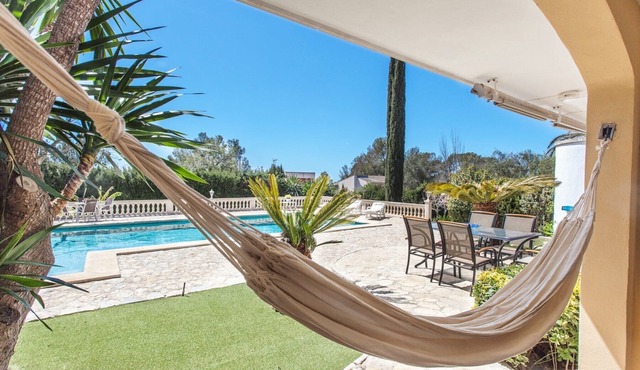 Villa, only 15 min from Palma, 12 pax, large pool, WIFI FREE, AACC, Sat TV in Marratxinet